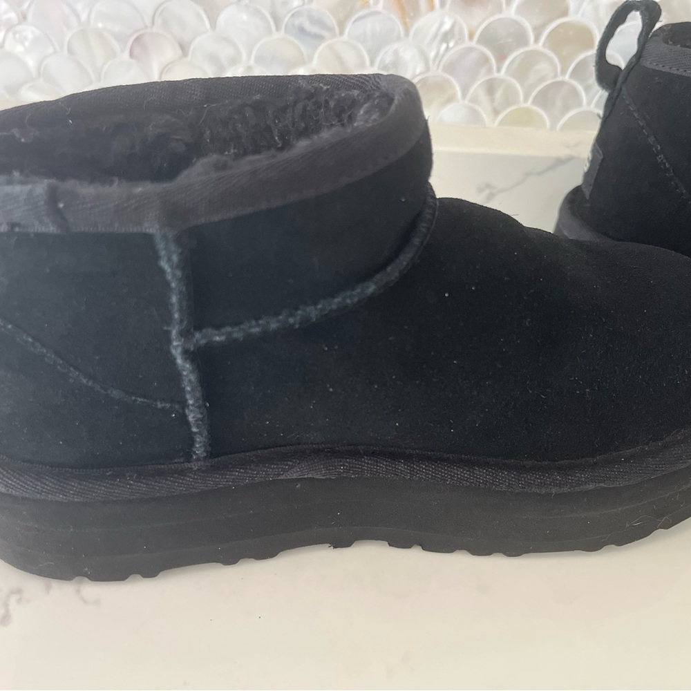 UGG Kids /girls classic platform, mini boot size 4 excellent condition